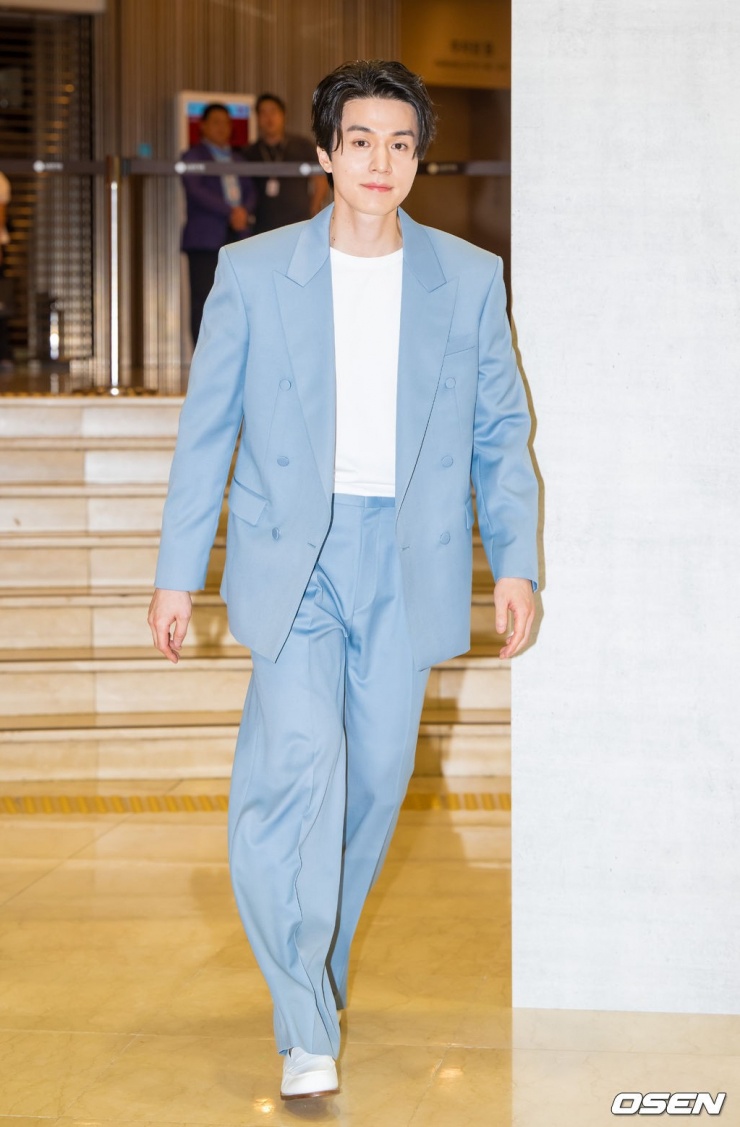 Ở tuổi 44, Lee Dong Wook vẫn duy trì sức hút, danh tiếng, theo Dispatch. Trong ảnh, anh diện "cây" Lanvin dự sự kiện của một thương hiệu xa xỉ, hồi giữa tháng 6. Ảnh: Osen
