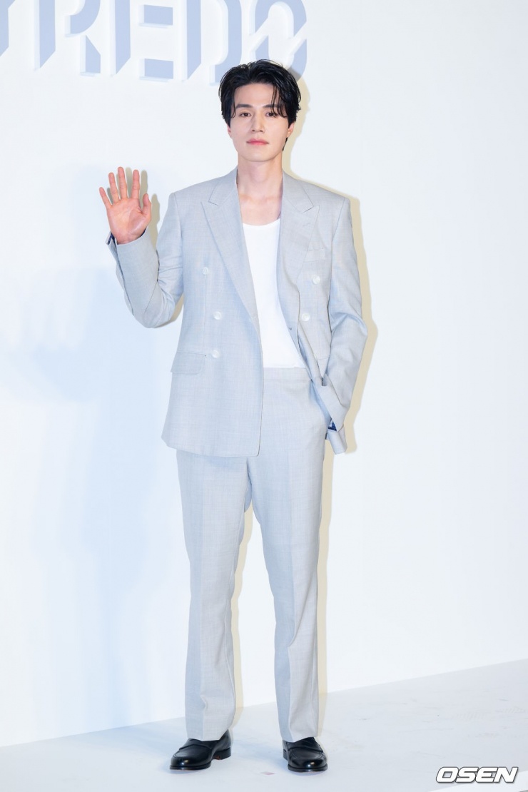 Tờ MHN mô tả Lee Dong Wook khiến không gian sáng bừng khi xuất hiện ở sự kiện tại Seoul, Hàn Quốc, cuối tháng 3. Anh trung thành với công thức phối vừa năng động, vừa lịch lãm với áo thun, vest sáng màu. Ảnh: Osen