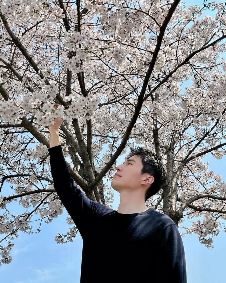 Ở đời thường, Lee Dong Wook tự nhận bản thân giản dị, thích xem bóng đá, tennis, bóng rổ và nhiều môn khác. Khi có thời gian, anh thích về nhà ăn cơm cùng bố mẹ, du lịch và gặp gỡ một số bạn bè thân. Ảnh: Instagram Leedongwook_official