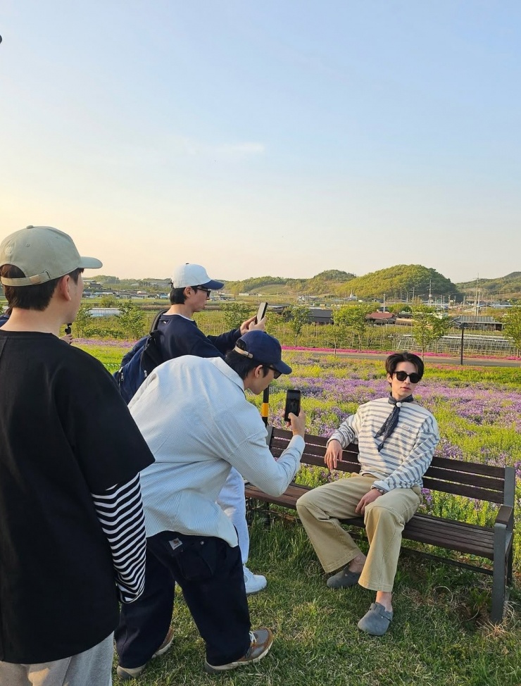 Nhiều nghệ sĩ Hàn nói hiếm sao nam nào có làn da đẹp như Lee Dong Wook, theo Osen. Ảnh "MC quốc dân" Yoo Jae Suk, diễn viên hài Jo Se Ho, Nam Chang Hee chụp Lee Dong Wook trước thảm hoa nhận gần 900.000 lượt thích trên Instagram. Ảnh: Instagram Leedongwook_official