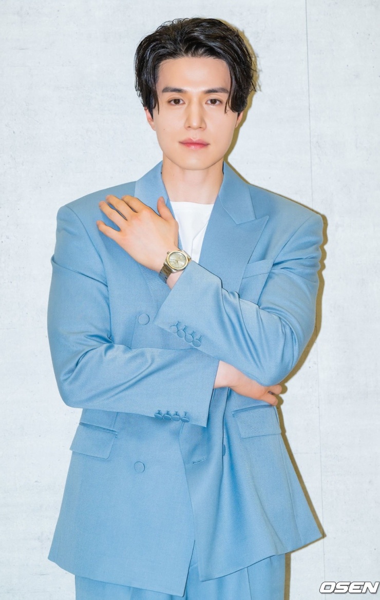 Lee Dong Wook sinh năm 1981 tại Seoul, Hàn Quốc, gia nhập làng giải trí từ năm 1999 sau khi chiến thắng cuộc thi người mẫu V-Ness. Anh từng đến Việt Nam quay phim Cô dâu Hà Nội (2005). Các phim nổi bật của tài tử gồm: Em họ bất đắc dĩ (My Girl), Scent of a Woman, Ông hoàng khách sạn, Bong bóng tình yêu, Yêu tinh, Sự sống, Bạn trai tôi là hồ ly... Đầu năm nay, anh tái xuất với phim hài lãng mạn Divorce Insurance (Bảo hiểm ly hôn). Ảnh: Osen