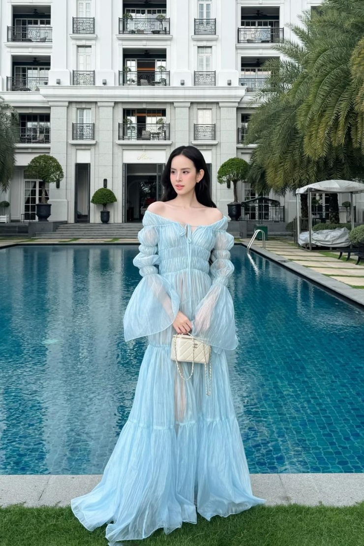 Hương Liên khoe xương quai xanh mảnh mai với mẫu đầm do NTK Linh Phùng sáng tạo. Thiết kế có tên Giấc mơ dưới ánh trăng xanh, lấy cảm hứng từ hình ảnh nàng thơ dạo bước trong khu vườn Versailles.