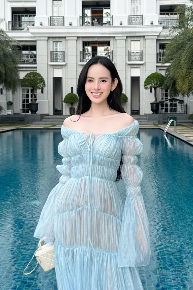 Dựa trên phong cách Rococo với những họa tiết cong uốn lượn, trang phục có kiểu dáng trễ vai, tay bồng và rút nhún thủ công ôm lấy cơ thể.