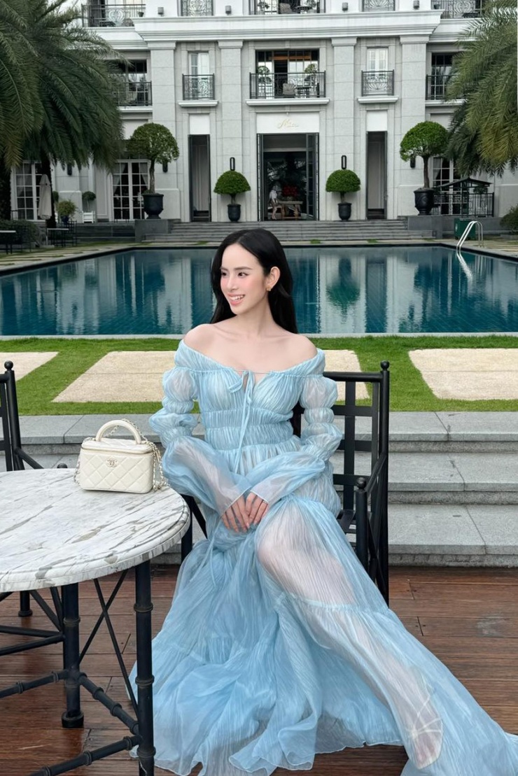 'Nàng dâu hào môn' kết hợp cùng mẫu túi xách Vanity của Chanel có giá hơn 116 triệu đồng, hoàn thiện diện mạo tiểu thư, sang chảnh.