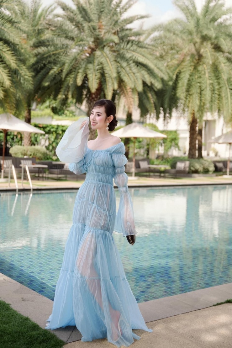 Mẫu đầm làm từ chất liệu vải tơ xuyên thấu, tạo hiệu ứng nửa kín nửa hở, giúp Hương Liên khoe làn da trắng cùng vóc dáng mảnh mai.