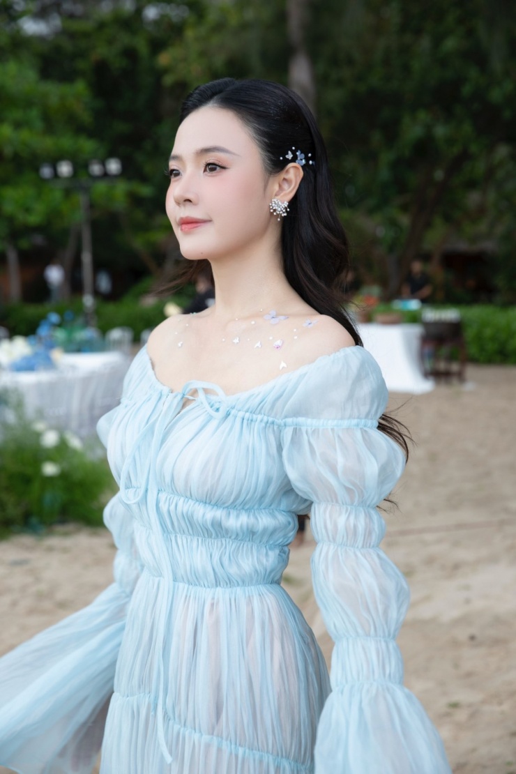 Để bộ đầm xuyên thấu kín đáo hơn, Midu phối cùng bodysuit màu nude phía trong.