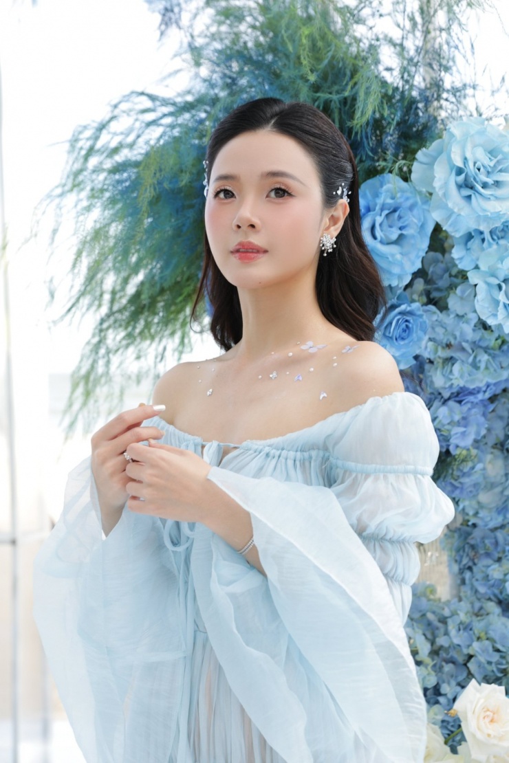 Người đẹp điểm tô cho diện mạo bằng những cánh bướm đính kết trên vai trần, tăng thêm vẻ nên thơ, lãng mạn.