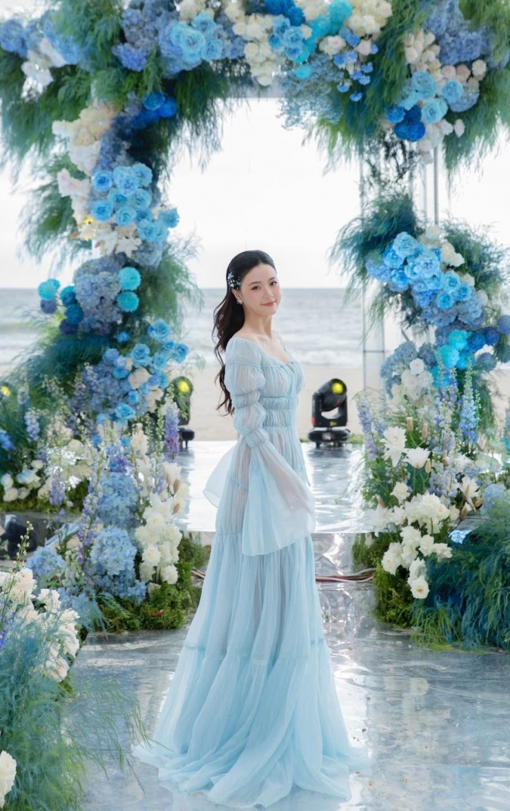 Chiếc đầm tha thướt tông xanh pastel phù hợp với không gian ngập tràn sắc xanh của sự kiện diễn ra ở biển.