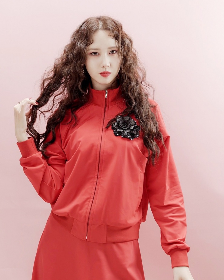 Tạo hình của Yoona trong Pretty crazy, thuộc thể loại hài hước, lãng mạn siêu nhiên. Người đẹp vào vai Jung Seon Ji - cô nàng đa nhân cách, ban ngày là thợ làm bánh ngọt, đêm xuống hóa ác nữ mà chính cô cũng không biết. Nhân vật có mối quan hệ kỳ lạ với hàng xóm thất nghiệp Gil Gu (Ahn Bo Hyun đóng). Phim sẽ công chiếu tại Hàn ngày 13/8. Ngoài ra, phim truyền hình Bon appetit, your majesty có Yoona đóng chính dự kiến lên sóng tvN cuối năm nay. Ảnh: CJ