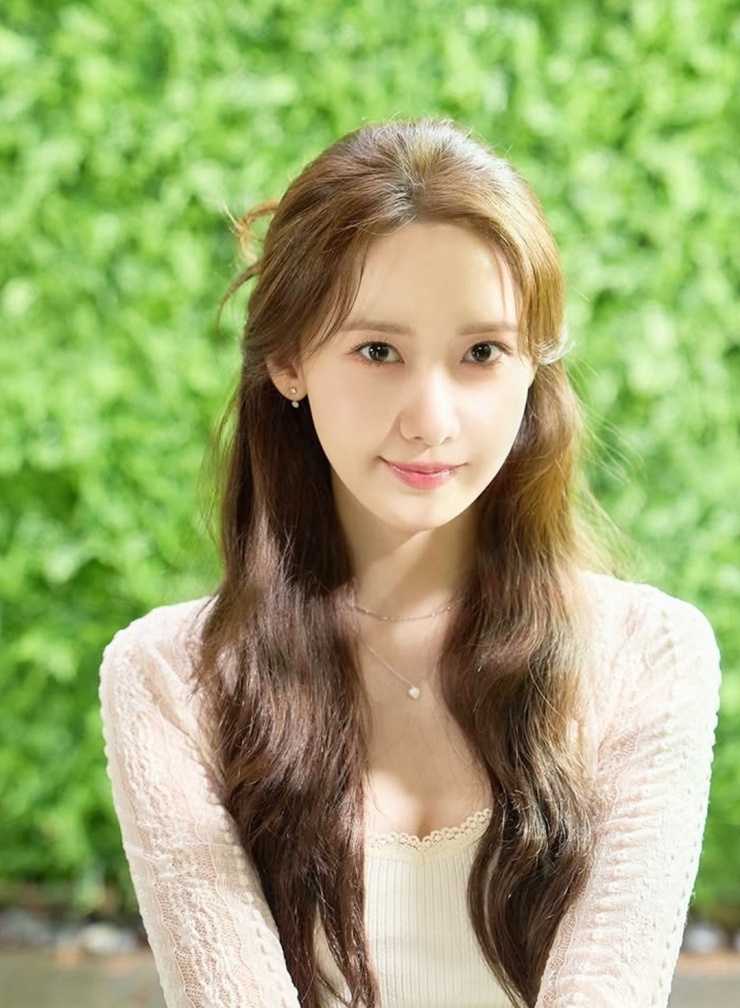 Theo Osen, hơn hai năm vắng bóng phòng vé lẫn màn ảnh nhỏ, sức hút Yoona vẫn không giảm, chín muồi về nhan sắc. Cô hoạt động mạnh ở mảng thời trang, ra mắt MV, đắt show dự sự kiện lẫn tạp chí. Ảnh: Filmotalk