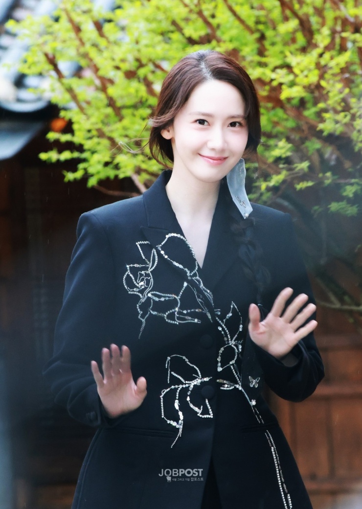 Yoona diện "cây" Erdem, giày Roger Vivier tại sự kiện làm đẹp ở Seoul, hồi tháng 4. News 1 đánh giá cô xứng danh "Nữ thần sắc đẹp thế hệ 9x". Ảnh: Jobpost