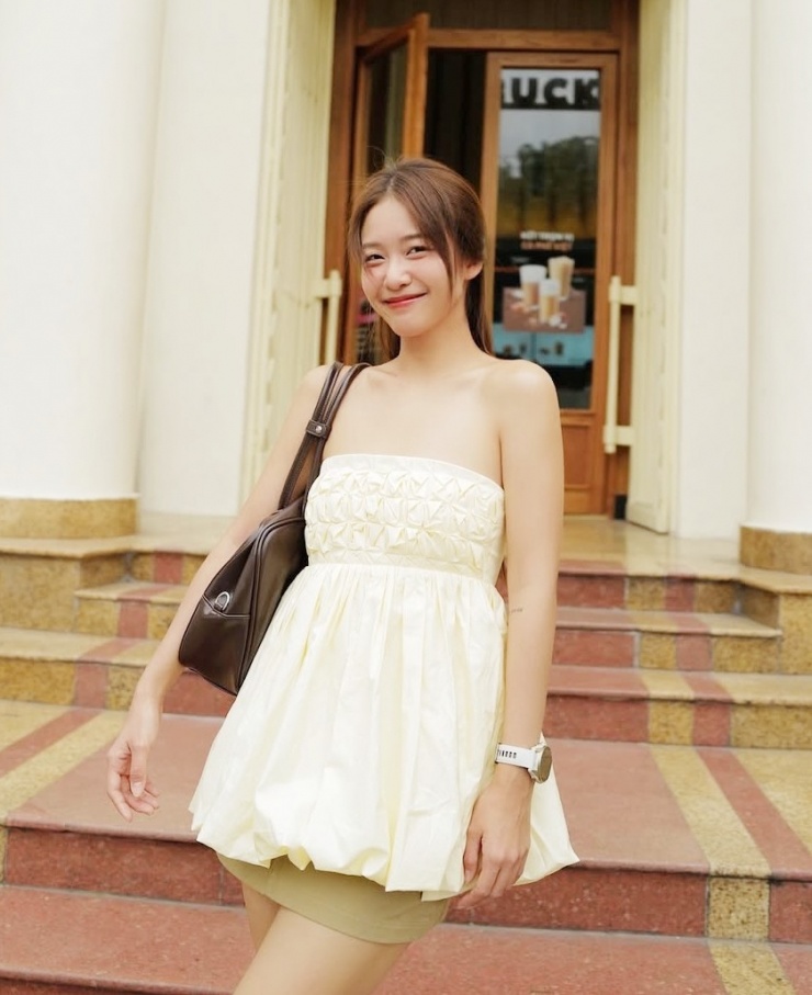 Khả Ngân lăng xê mốt áo búp bê được gen Z yêu thích hè năm nay.