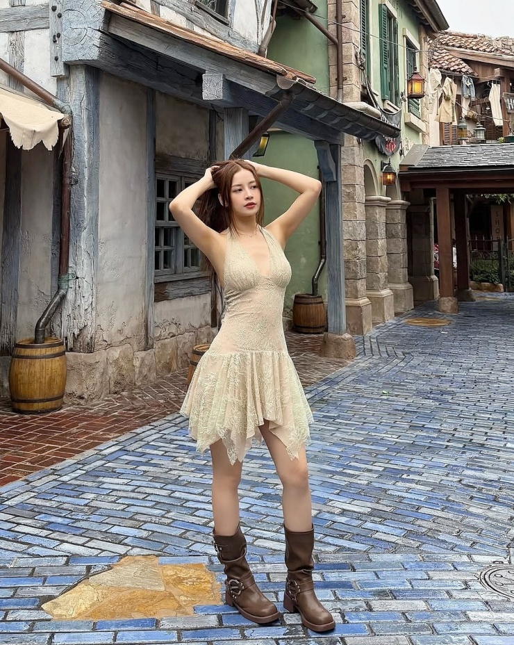 Chi Pu hưởng ứng phong cách boho với váy ren hạ eo và bốt cao cổ.