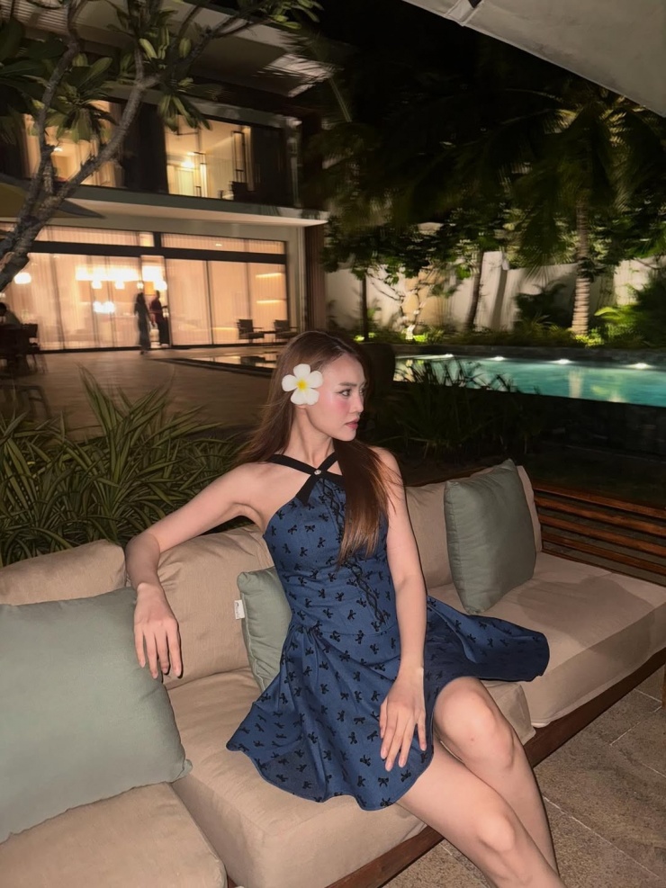 Ninh Dương Lan Ngọc cập nhật xu hướng với váy họa tiết nơ kết hợp mốt cài hoa trên tóc.