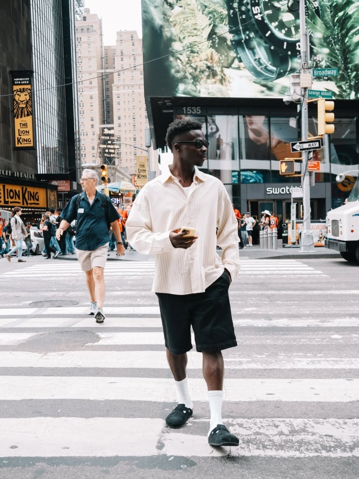 Tiền đạo Bukayo Saka (Arsenal) dạo phố New York, Mỹ, hôm 29/6 với sơ mi, quần lửng và dép sục da lộn. Ảnh: Instagram Bukayosaka87