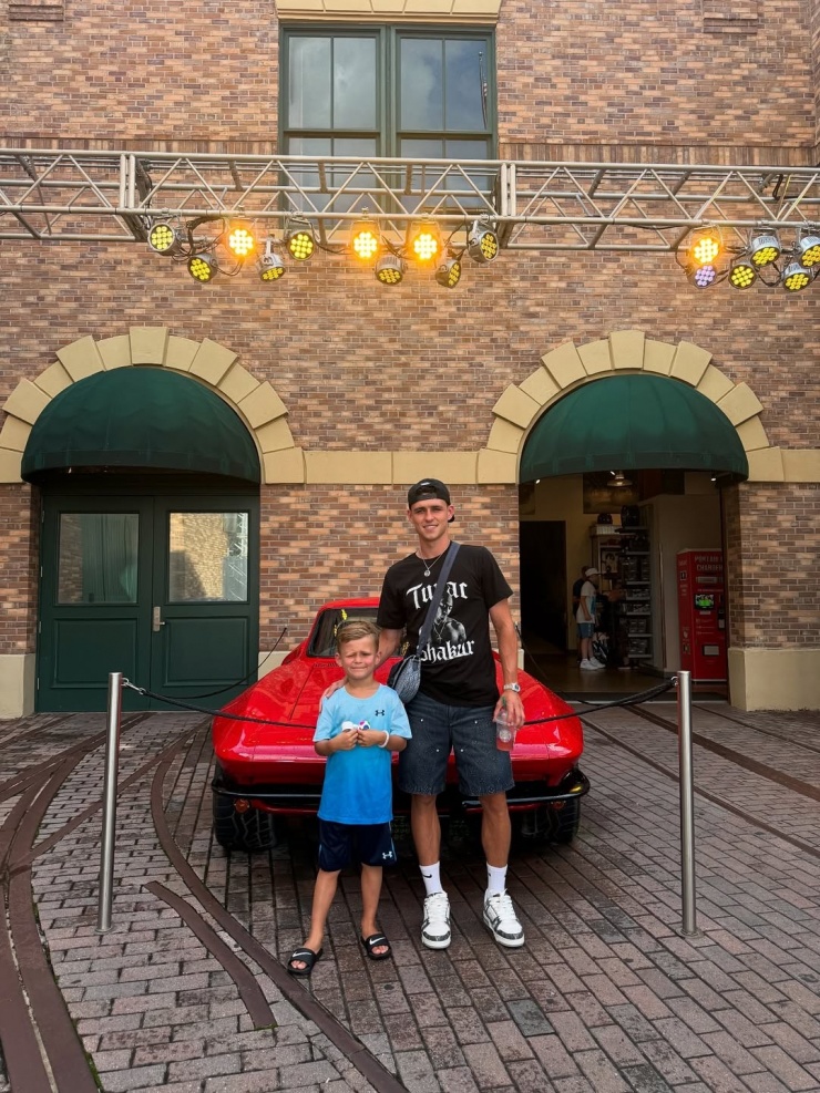 Tiền vệ Phil Foden (Man City) cùng gia đình khám phá Orlando, bang Florida, Mỹ. Anh ghi điểm với phong cách năng động, đeo túi yên ngựa của Dior. Bé Ronnie - con đầu lòng của Foden và bà xã Rebecca Cooke - là ngôi sao mạng xã hội, hút 4,4 triệu fan nhờ vẻ đáng yêu, hài hước, tình cảm. Ảnh: Instagram Officialronniefoden