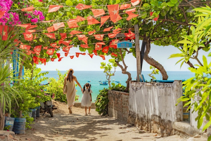 Làng chài nhỏ nằm bình yên bên bờ biển trong xanh khiến gia đình Hà Nội quay trở lại tới 3 lần