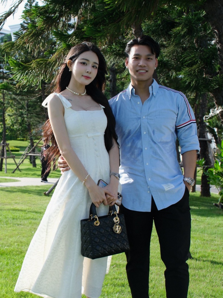 Mới đây, cầu thủ Vũ Văn Thanh đăng tải khoảnh khắc tình tứ bên bạn gái Trần Bích Hạnh. Trong bức hình, 