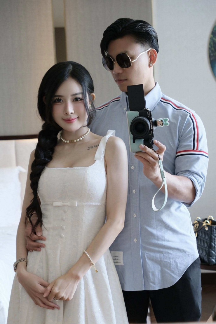 Kể từ bức ảnh chụp chung trong ngày sinh nhật 29 tuổi của anh hồi tháng 4, cũng là bức ảnh công khai hẹn hò, đây là hiếm hoi hậu vệ sinh năm 1996 chia sẻ thêm hình ảnh bên bạn gái trên trang cá nhân.