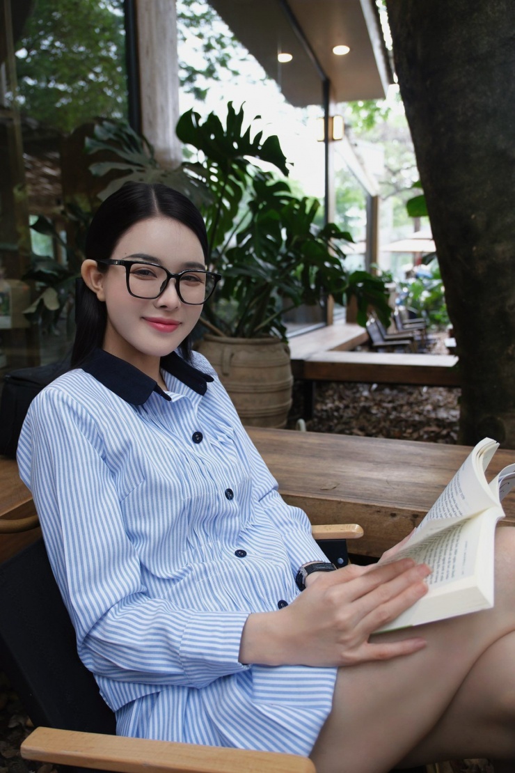 Cô hiện làm việc trong lĩnh vực thẩm mỹ và nhiều lần khoe thu nhập ấn tượng, cuộc sống sang chảnh trên mạng xã hội.