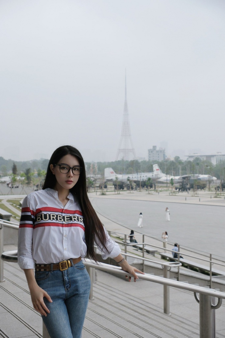 Trước khi được nhiều người biết tới là bạn gái cầu thủ Vũ Văn Thanh, Bích Hạnh đã nổi tiếng trên mạng xã hội với biệt danh 