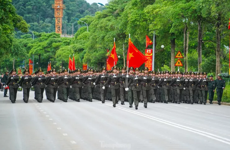 Chiến sĩ CAND vượt nắng, rèn ý chí trên thao trường A80 - 1