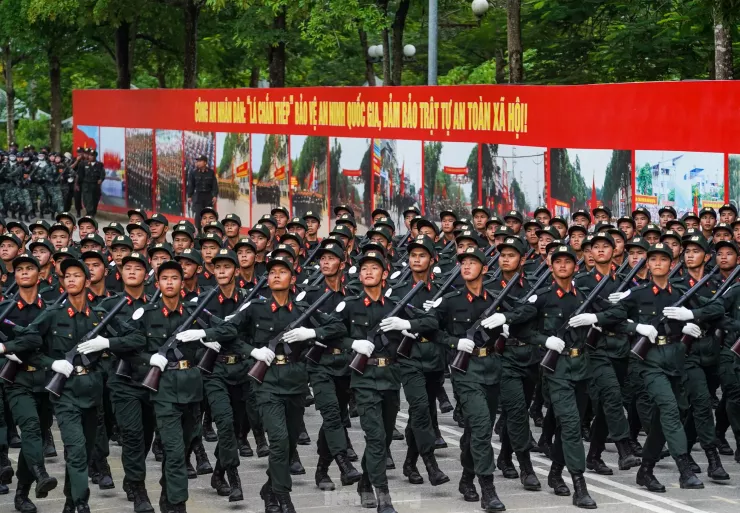 Chiến sĩ CAND vượt nắng, rèn ý chí trên thao trường A80 - 4
