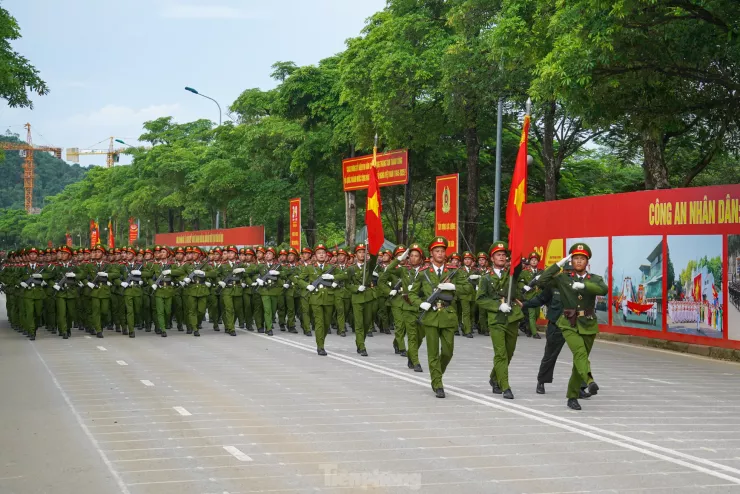 Chiến sĩ CAND vượt nắng, rèn ý chí trên thao trường A80 - 10