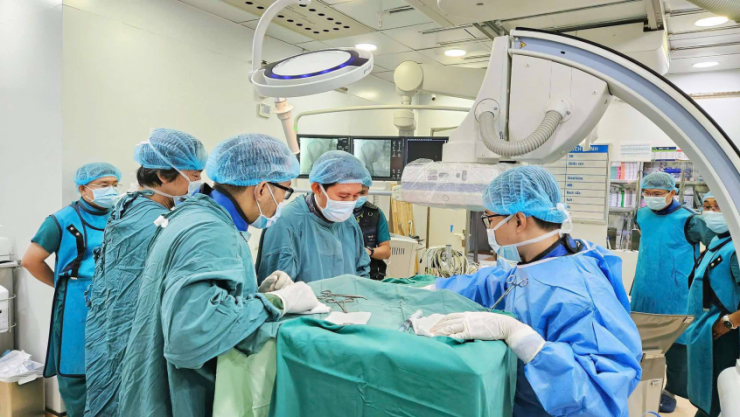 Các bác sĩ đặt máy phá rung tự động cho ông N. Ảnh: BVCC.