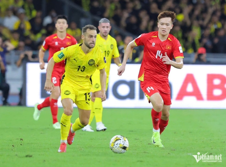 Thất bại 0-4 trên sân Malaysia khiến ĐT Việt Nam bị tụt tới 4 bậc - Ảnh: Hồ Hoàng Hải