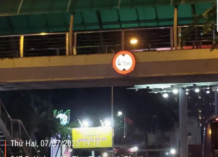 Một số khu vực có lưu lượng phương tiện lớn đã được lắp đặt biển báo giao thông phát sáng.