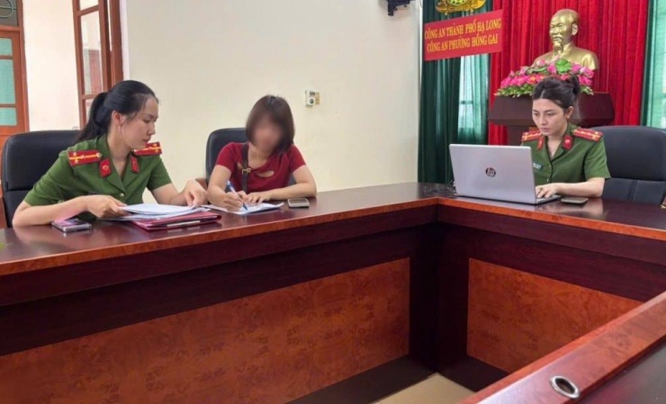 Công an phường Hồng Gai làm việc với chị Đ.T.H.G. Ảnh: Cơ quan công an.