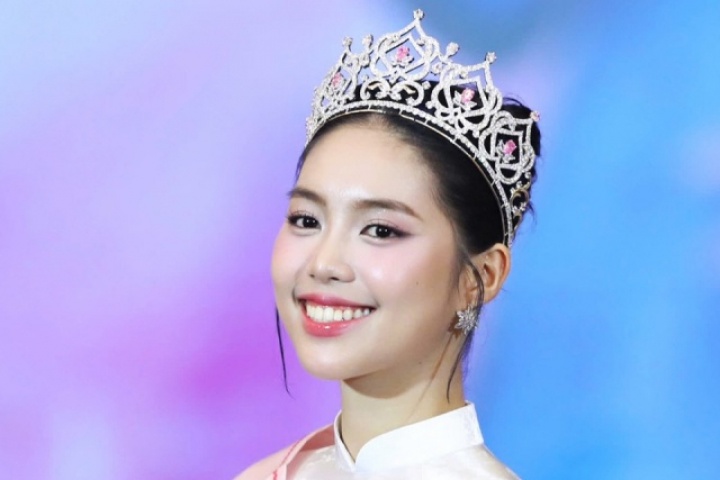 Á hậu Châu Anh: 'Tôi không muốn yêu người chênh tuổi quá nhiều'