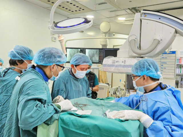 Nửa đêm, vợ nhanh trí giúp chồng sống sót từ dấu hiệu lạ