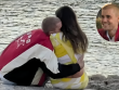 Justin Bieber âu yếm vợ bên biển