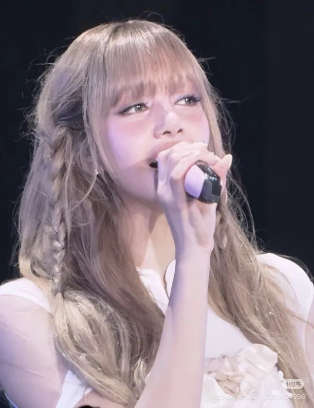 Lisa (BlackPink) bị chê mặc phản cảm - 1