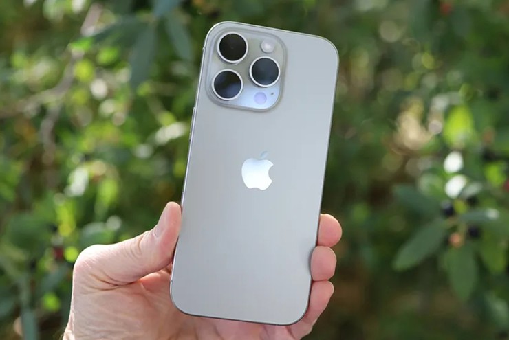 Ngay cả camera trên phiên bản tiêu chuẩn cũng không kém quá xa bản Pro.