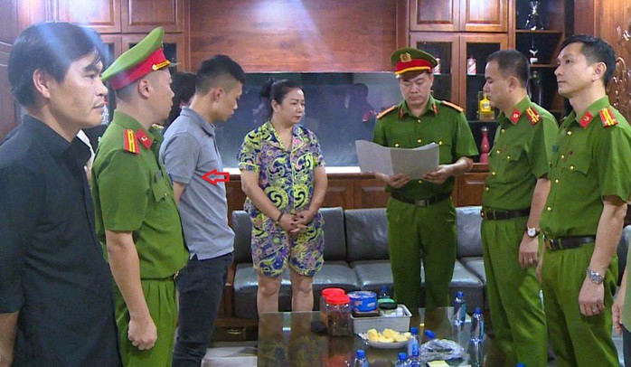 Công an tỉnh Thanh Hóa thì hành lệnh khởi tố, khám xét nhà Nguyễn Huy Tùng (xấu mũi tên) - con trai trùm giang hồ M. “gỗ”. Ảnh: Công an Thanh Hóa