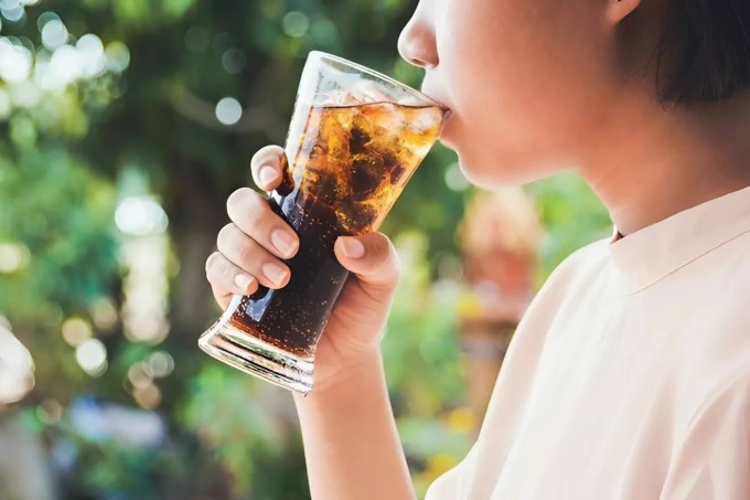 Lạm dụng nước ngọt, nước có ga thay cho nước lọc gây mất cân bằng điện giải, hình thành sỏi thận, suy thận.