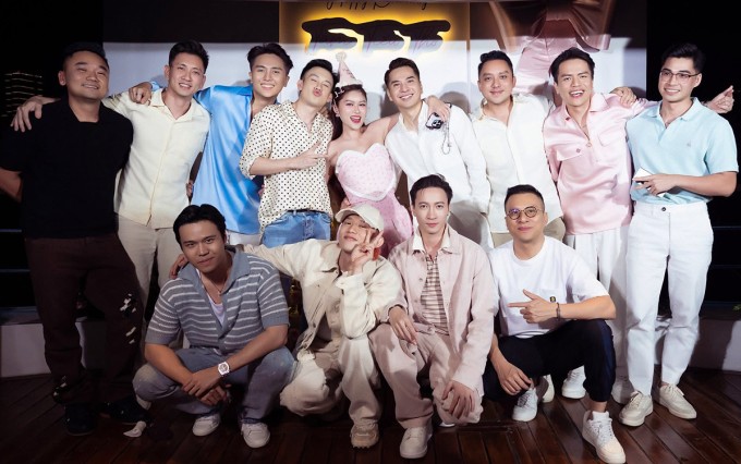 Kay Trần (đội mũ) cùng dàn nghệ sĩ dự tiệc sinh nhật Ngọc Thanh Tâm trên du thuyền hôm 1/7.