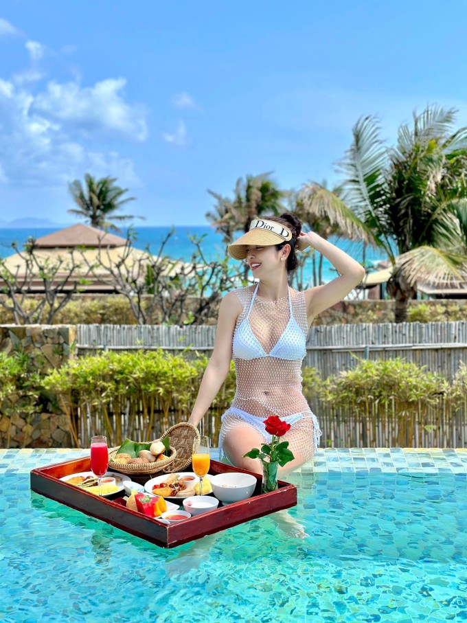 Trải qua bốn lần sinh nở nhưng Jennifer Phạm luôn tự tin khoe vóc dáng với các thiết kế gợi cảm. Trong một lần đi biển trước đây, cô từng gây ấn tượng khi diện bikini đan dây cùng áo lưới bằng kim loại "mặc như không mặc".