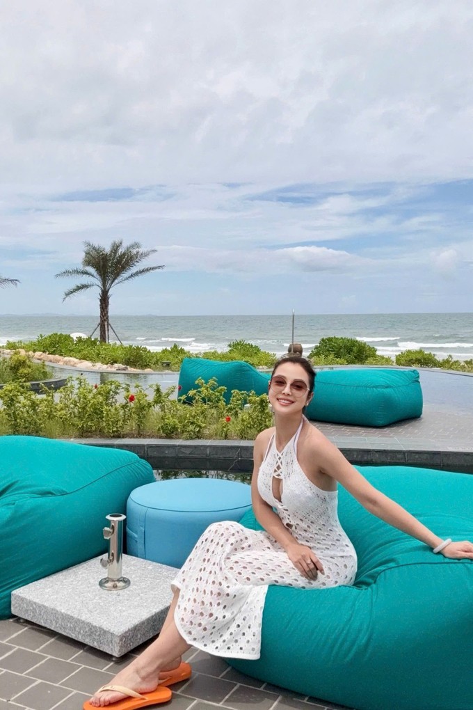 Trong loạt ảnh hé lộ riêng với Ngôi Sao, Jennifer Phạm mix váy lưới cùng bikini màu đồng điệu.