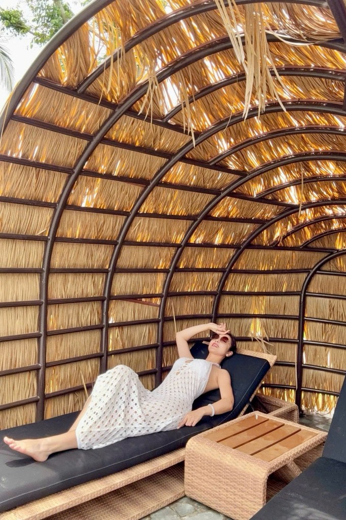 Người đẹp cho biết cô cùng ông xã tranh thủ đưa con đi du lịch nhiều nơi trong thời gian các bé nghỉ hè. Đây cũng là thời gian để cô tái tạo năng lượng, mừng sinh nhật tuổi 40.
