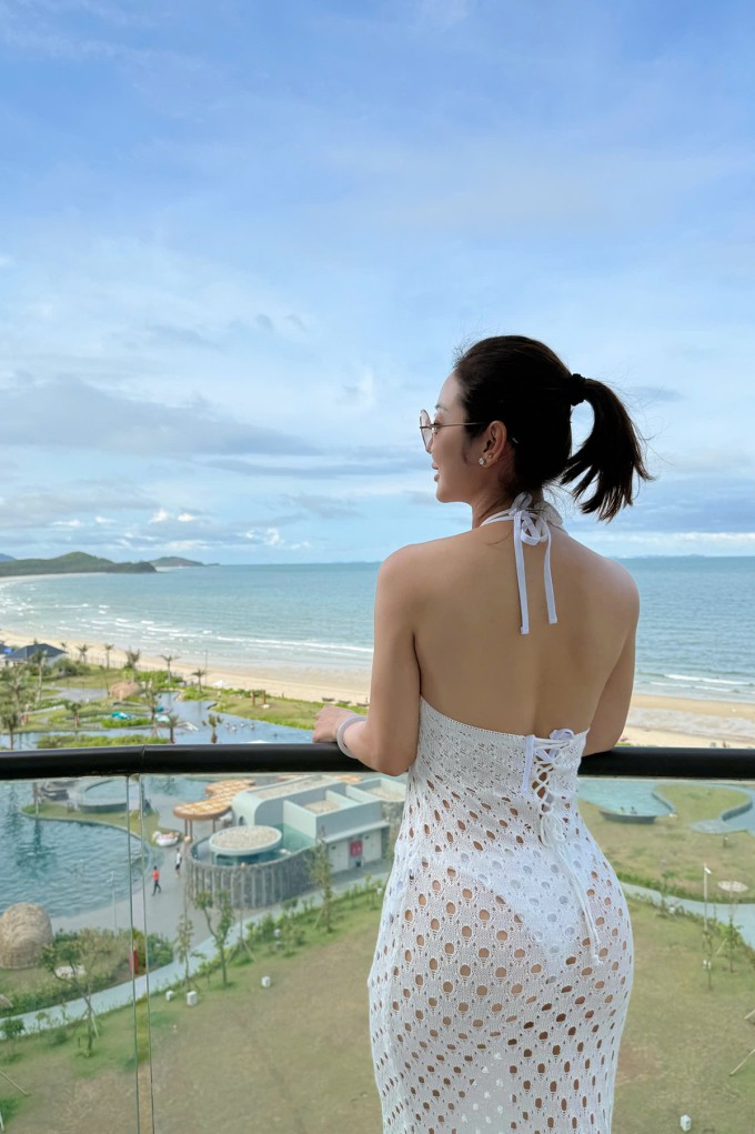 Thiết kế dáng yếm tôn lên tấm lưng trần nuột nà của bà mẹ bốn con.