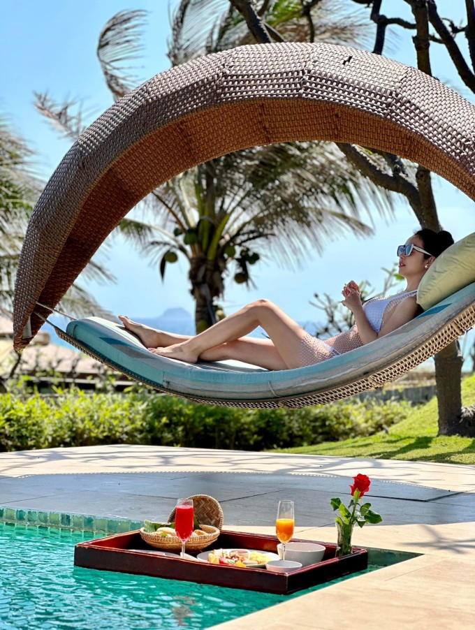 Bên cạnh việc luyện tập, cô còn áp dụng chế độ ăn uống lành mạnh với khẩu phần ăn ít dầu mỡ, tinh bột và nhiều rau xanh, đạm từ thịt nạc, hải sản. Theo cô, luyện tập giúp xây dựng cơ bắp trong khi ăn uống điều độ giúp cơ thể khỏe từ bên trong, hạn chế mỡ thừa, từ đó tạo nên vẻ đẹp bền vững.
