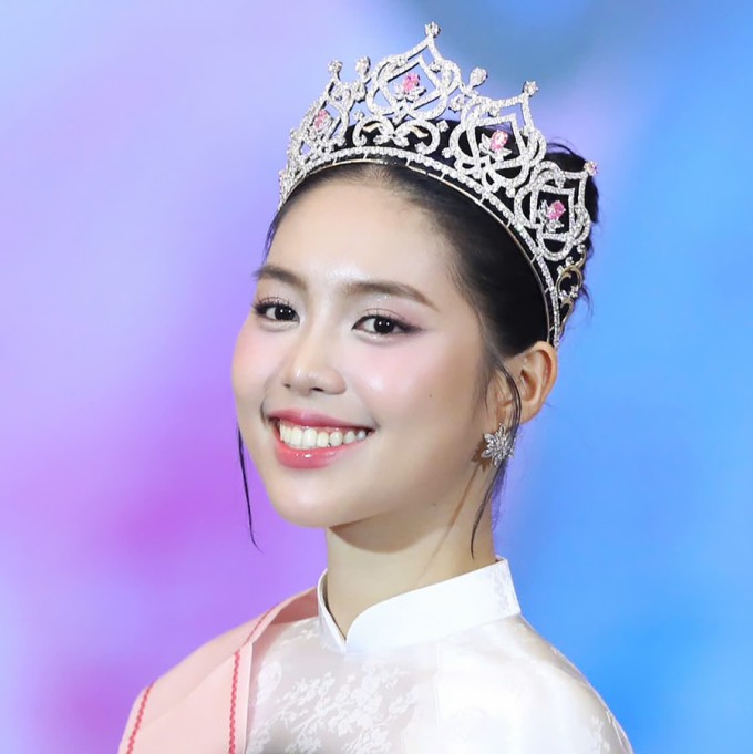 Á hậu Châu Anh.