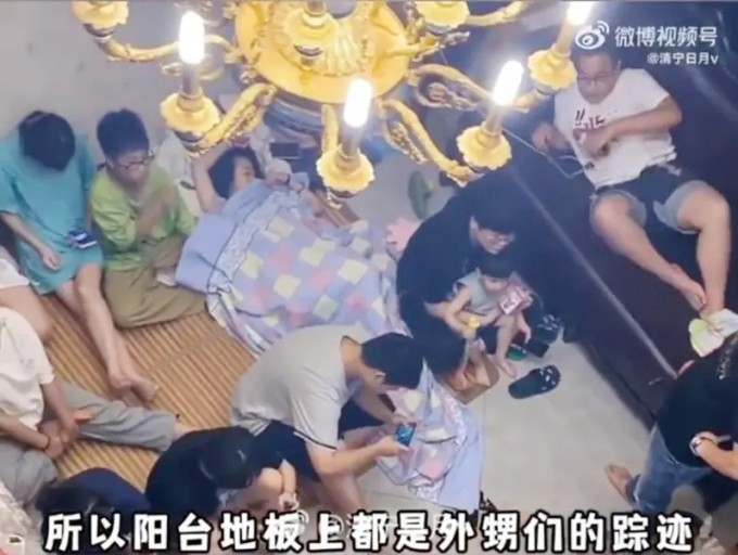 Các cháu chen chúc ở phòng khách mỗi đêm. Ảnh: Worldjournal