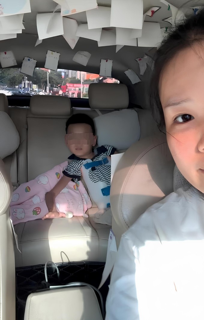 Bé Momo đồng hành cùng mẹ trên khắp các hành trình. Ảnh: Handout