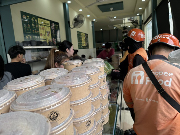 ShopeeFood bất ngờ vượt GrabFood vươn lên dẫn đầu thị phần giao đồ ăn tại nhiều thành phố lớn. Ảnh: NGUYỄN HẢI