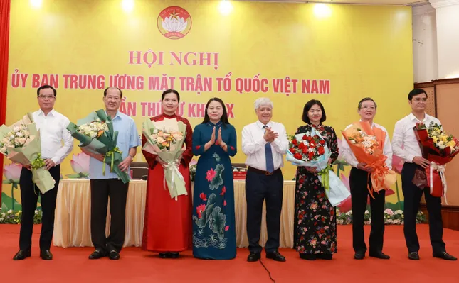 Chủ tịch Uỷ ban Trung ương MTTQ Việt Nam Đỗ Văn Chiến và Phó Chủ tịch - Tổng Thư ký Uỷ ban Trung ương MTTQ Việt Nam Nguyễn Thị Thu Hà tặng hoa chúc mừng 6 đồng chí được hiệp thương cử giữ chức Phó Chủ tịch Uỷ ban Trung ương MTTQ Việt Nam. Ảnh: QV.